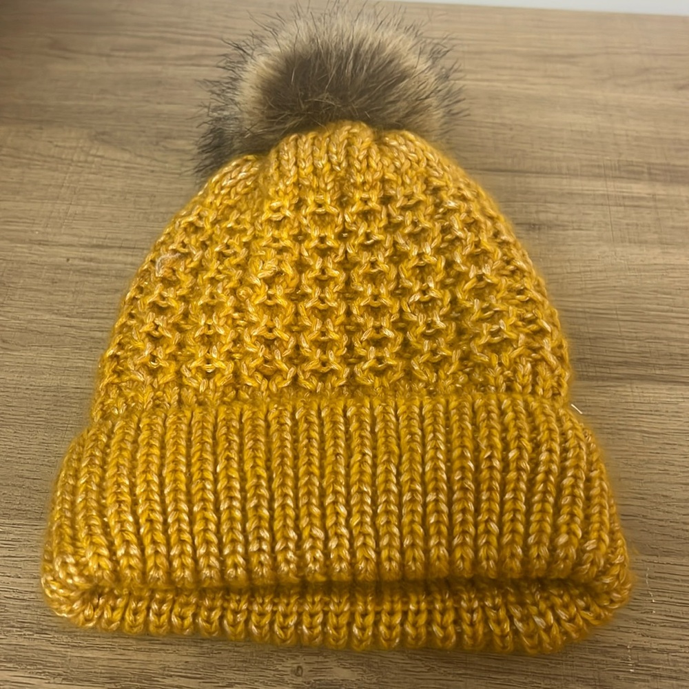 CG, New York women’s 100% acrylic, knit hat/beanie with pom pom lined one size